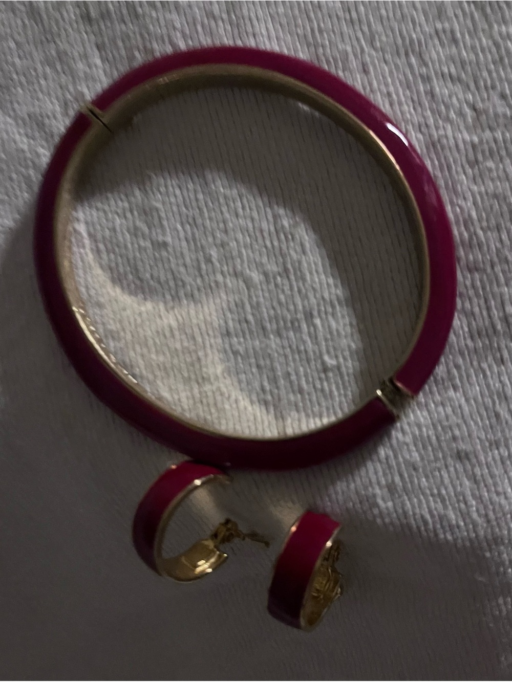 Gold-Tone Bracelet and Hoop Earrings in Fuchsia Pink